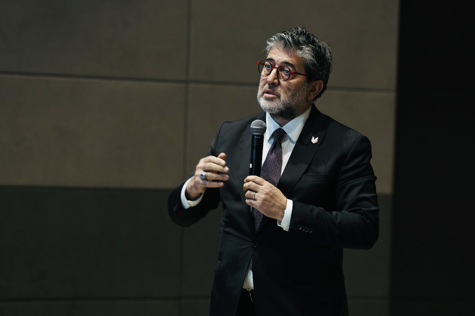 Beşir Kemal Ustaoğlu kurumsal bir etkinlikte konuşurken