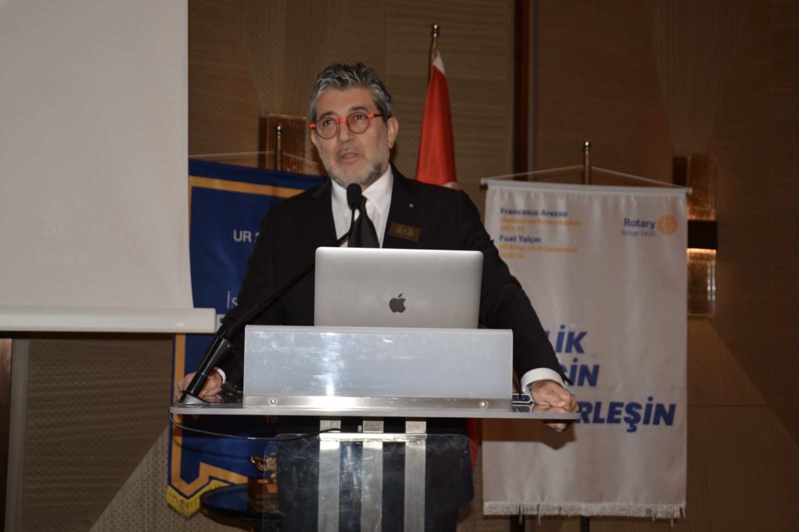 Beşir Kemal Ustaoğlu Rotary etkinliğinde konuşurken
