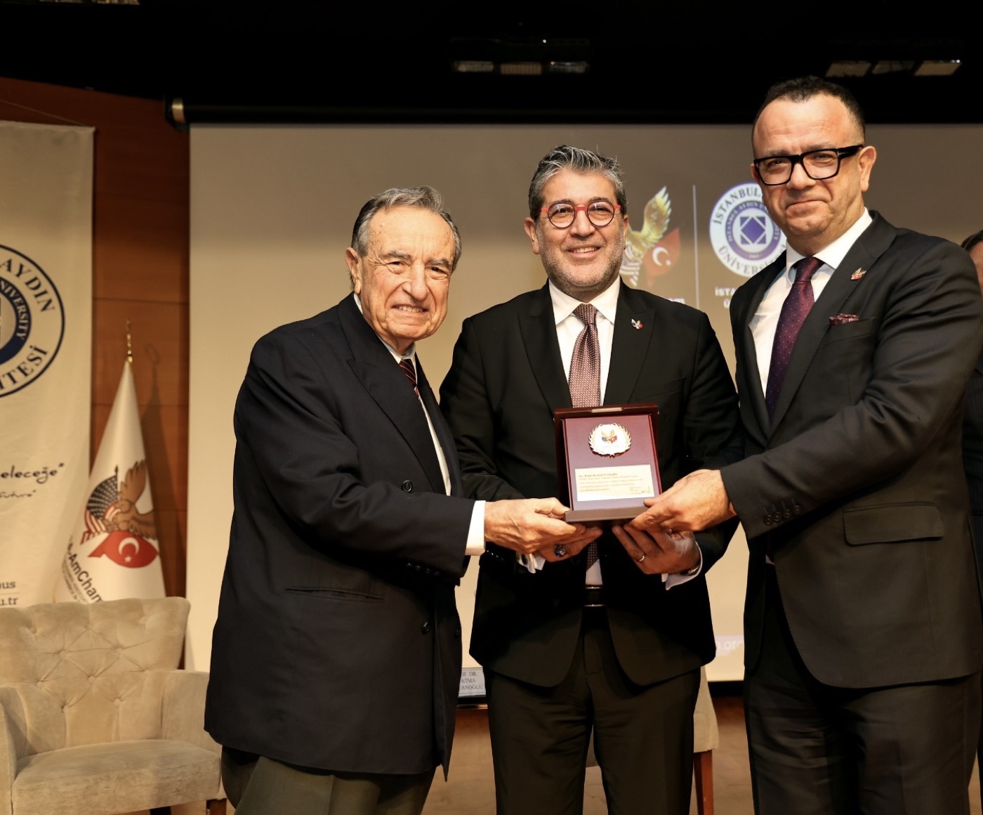 Beşir Kemal Ustaoğlu TABA/AmCham etkinliğinde plaket takdiminde