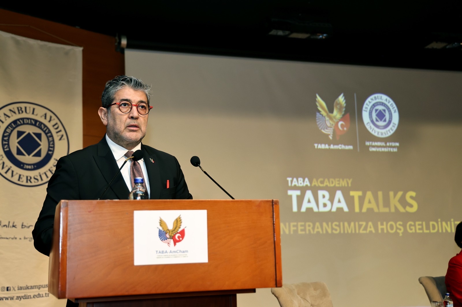 Beşir Kemal Ustaoğlu TABA Talks konferansında kürsüde