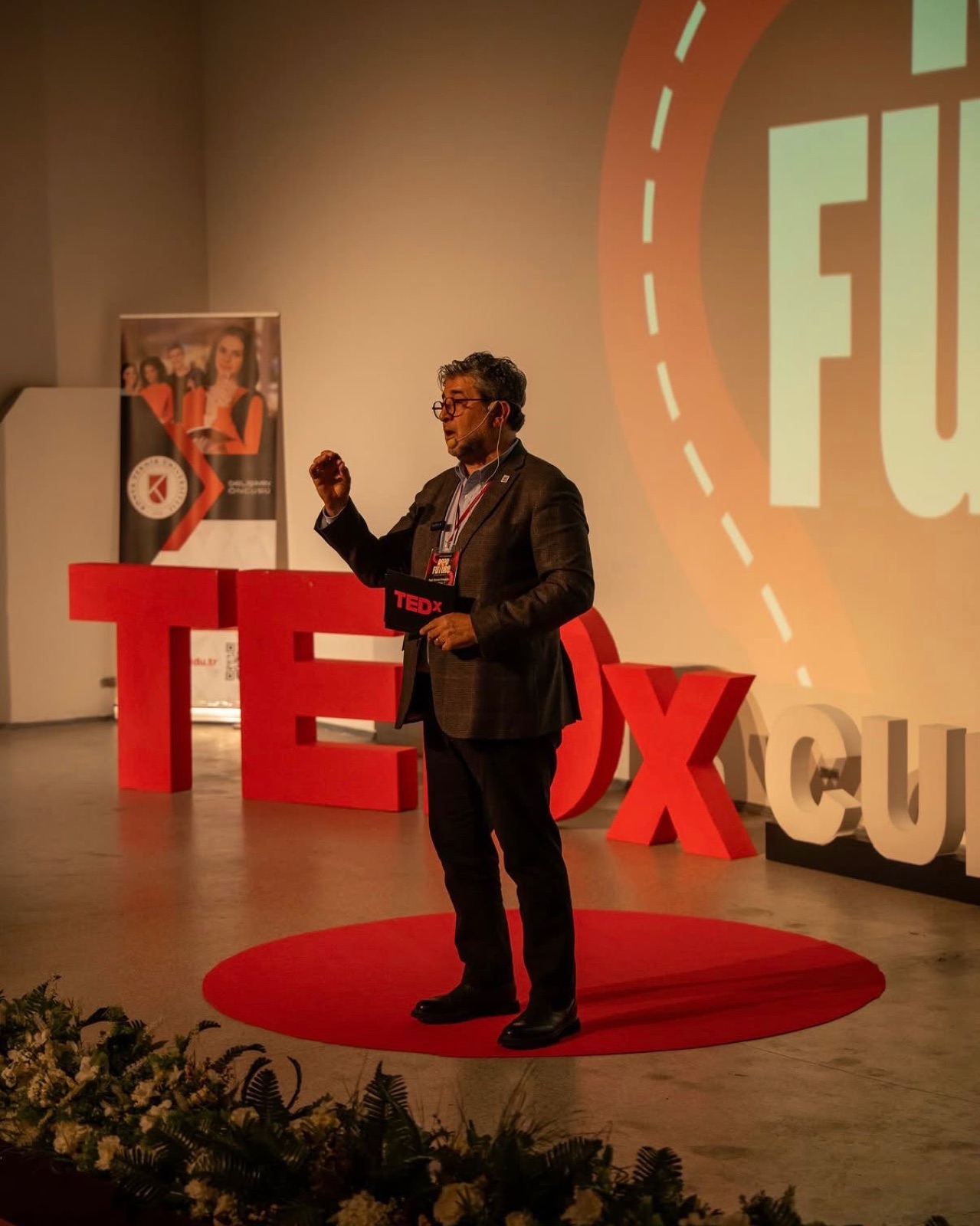 Beşir Kemal Ustaoğlu TEDx sahnesinde konuşurken
