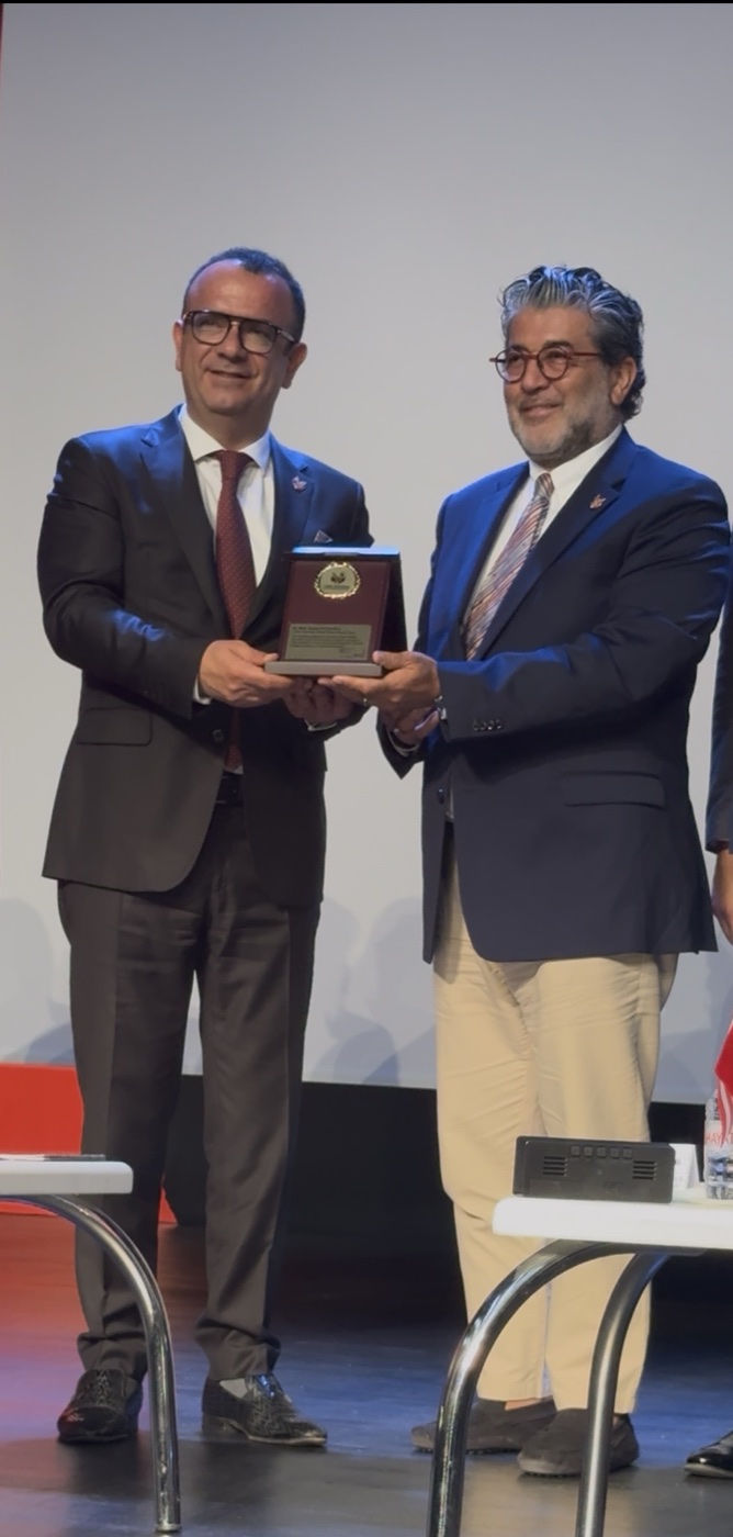 Beşir Kemal Ustaoğlu etkinlikte plaket takdiminde