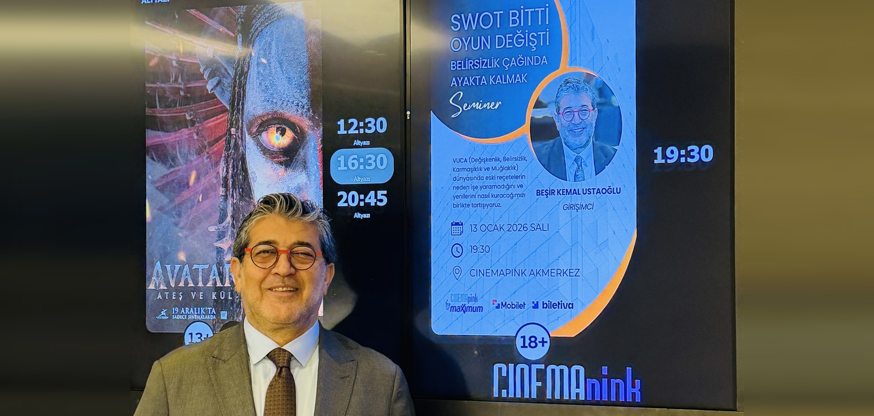CinemaPink Akmerkez'de, SWOT Bitti Oyun Değişti seminer afişinin önünde